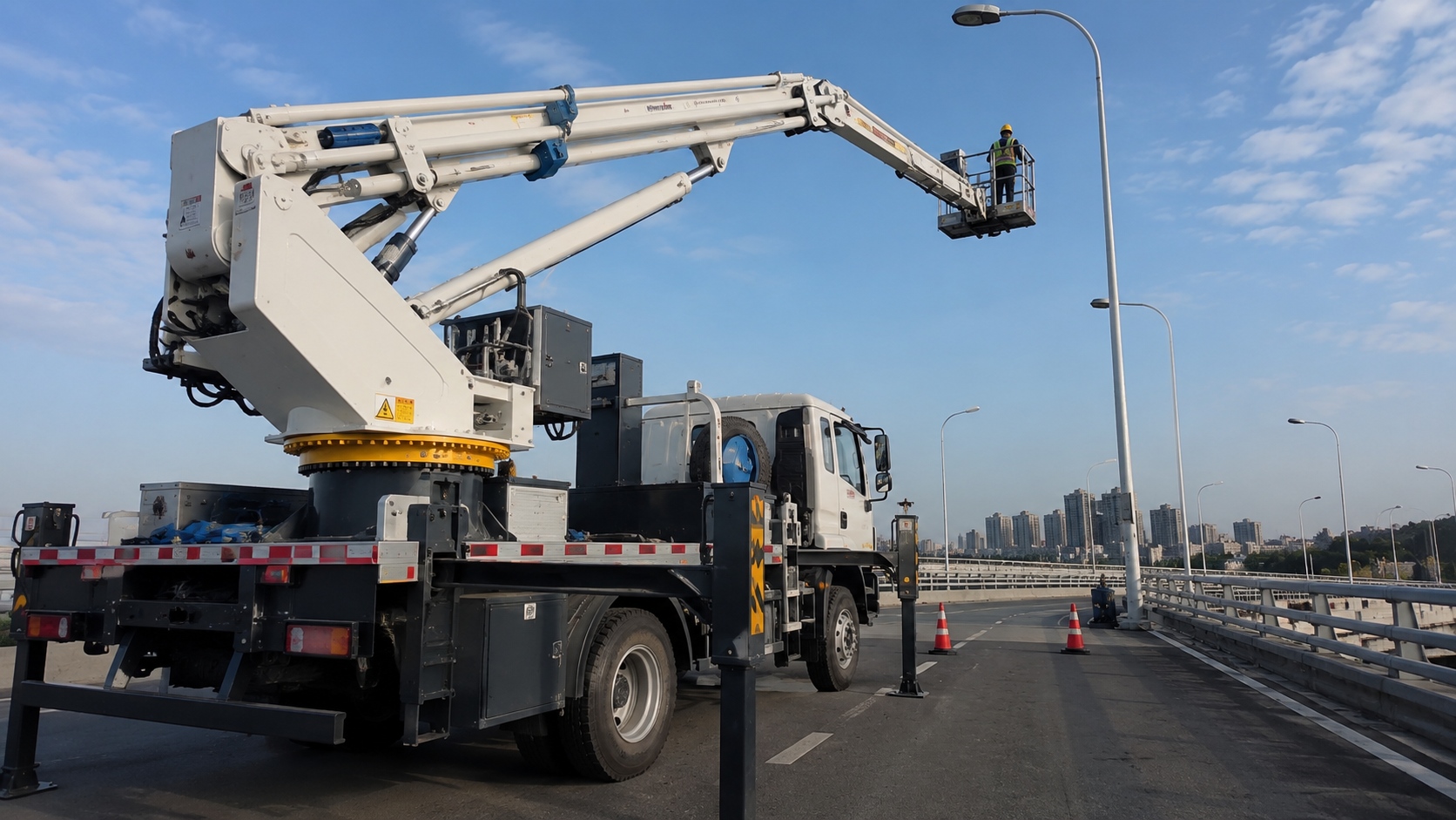 Measuring clearance of a boom lift slewing bearing