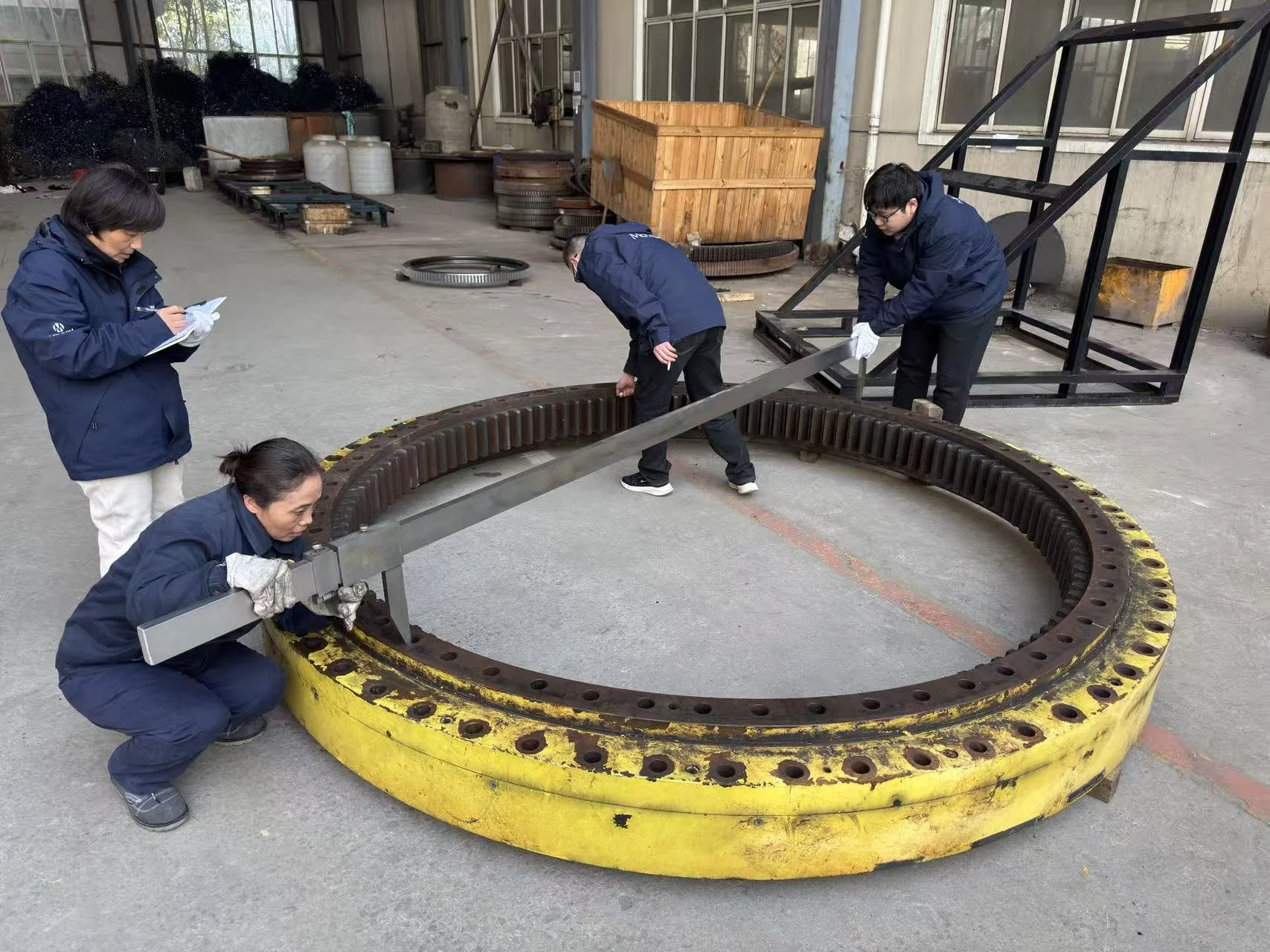 Verifica dimensionale di un grande cuscinetto di rotazione per gru portuale presso lo stabilimento MERYDOM.
