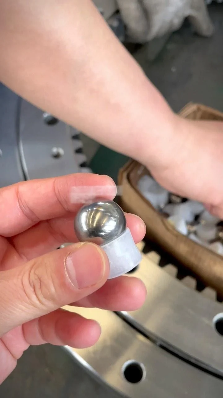 This is a slewing bearing with a single volleyball structure. We are installing steel balls and isolation blocks…
