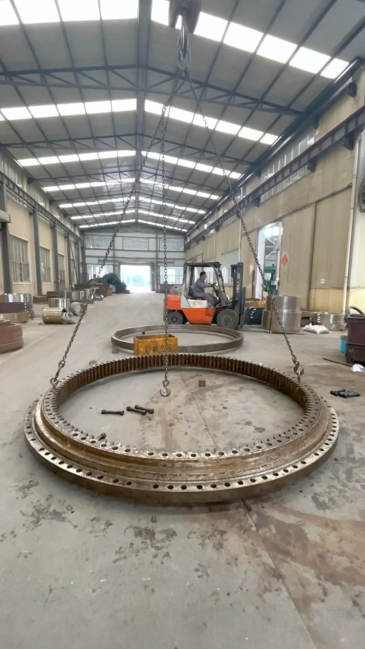 Huge slewing ring, we will help customers maintain it. CNSlewingRing.com WhatsApp 86 17705201170 Slewing Bearing Manufacturer jovi@cnslewingring.com