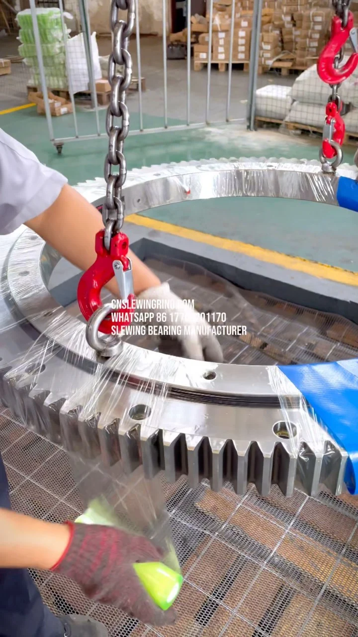These slewing bearings are going to be sent to Europe. We are finishing the final packaging.