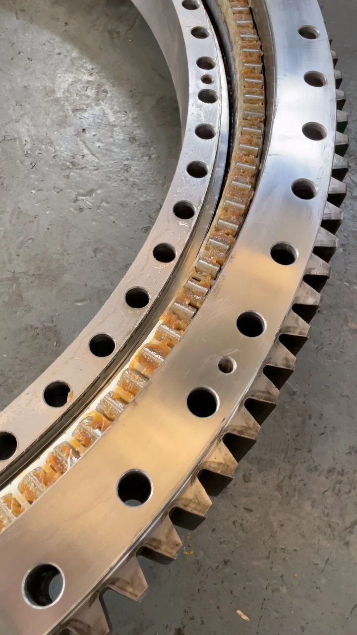 Three-row roller external tooth slewing bearing，a big guy 🤣 cnslewingring.com WhatsApp:+86 17705201170 jovi@cnslewingring.com