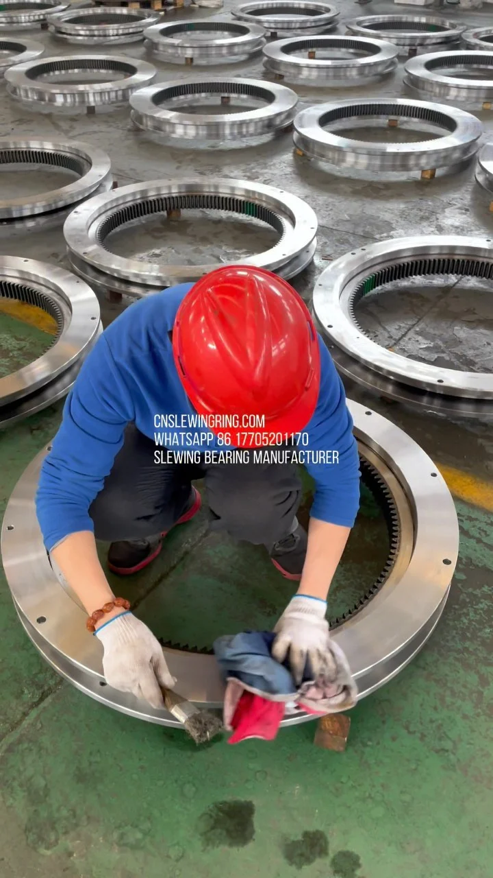 Take a bath for the slewing bearings, apply anti-rust oil, wipe them clean, and deliver them to users…