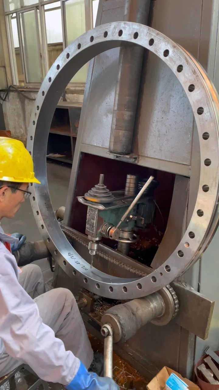 Oil filling hole for slewing bearing cnslewingring.com WhatsApp:+86 17705201170 jovi@cnslewingring.com