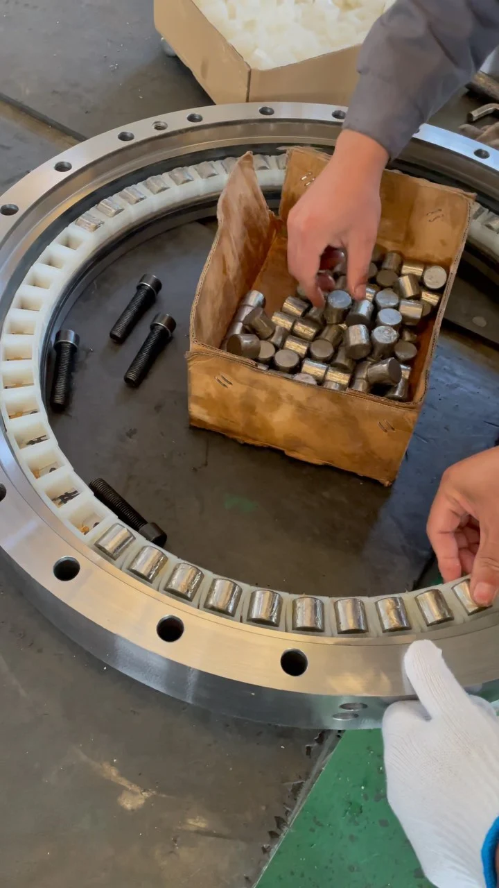 Three-row roller slewing bearing cnslewingring.com WhatsApp:+86 17705201170 jovi@cnslewingring.com