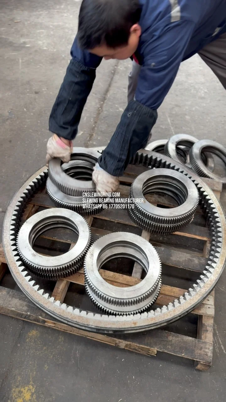 After the gear part of the slewing bearing is manufactured, each piece of gear needs to be inspected.