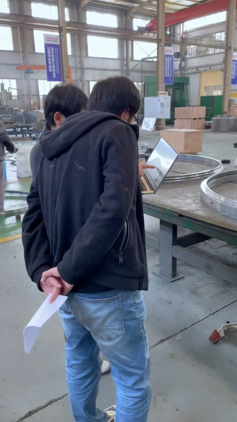 The ultra-thin slewing ring uses extremely cold-resistant spacers and grease inside. CNSlewingRing.com WhatsApp 86 17705201170 Slewing Bearing Manufacturer…