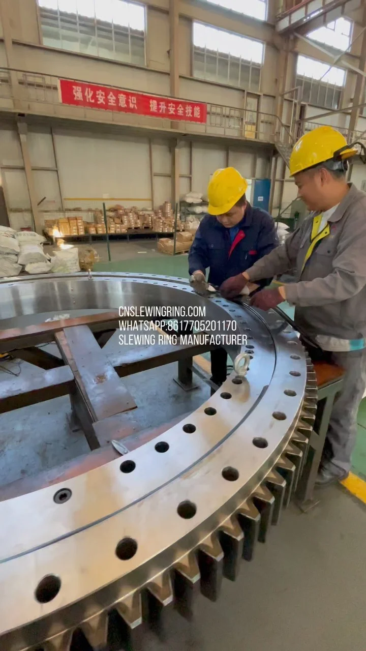 One big guy, we‘re doing the final seal. CNSlewingRing.com WhatsApp 86 17705201170 Slewing Bearing Manufacturer jovi@cnslewingring.com