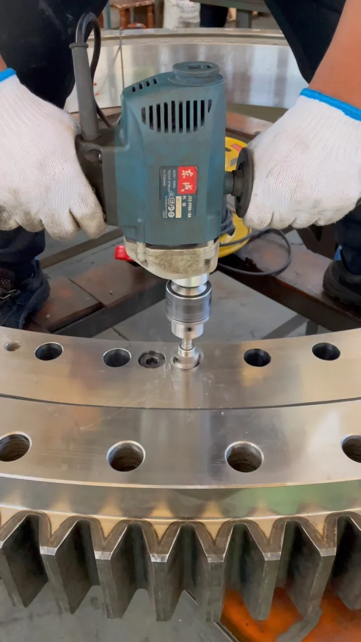 Hole chamfering cnslewingring.com WhatsApp:+86 17705201170 jovi@cnslewingring.com