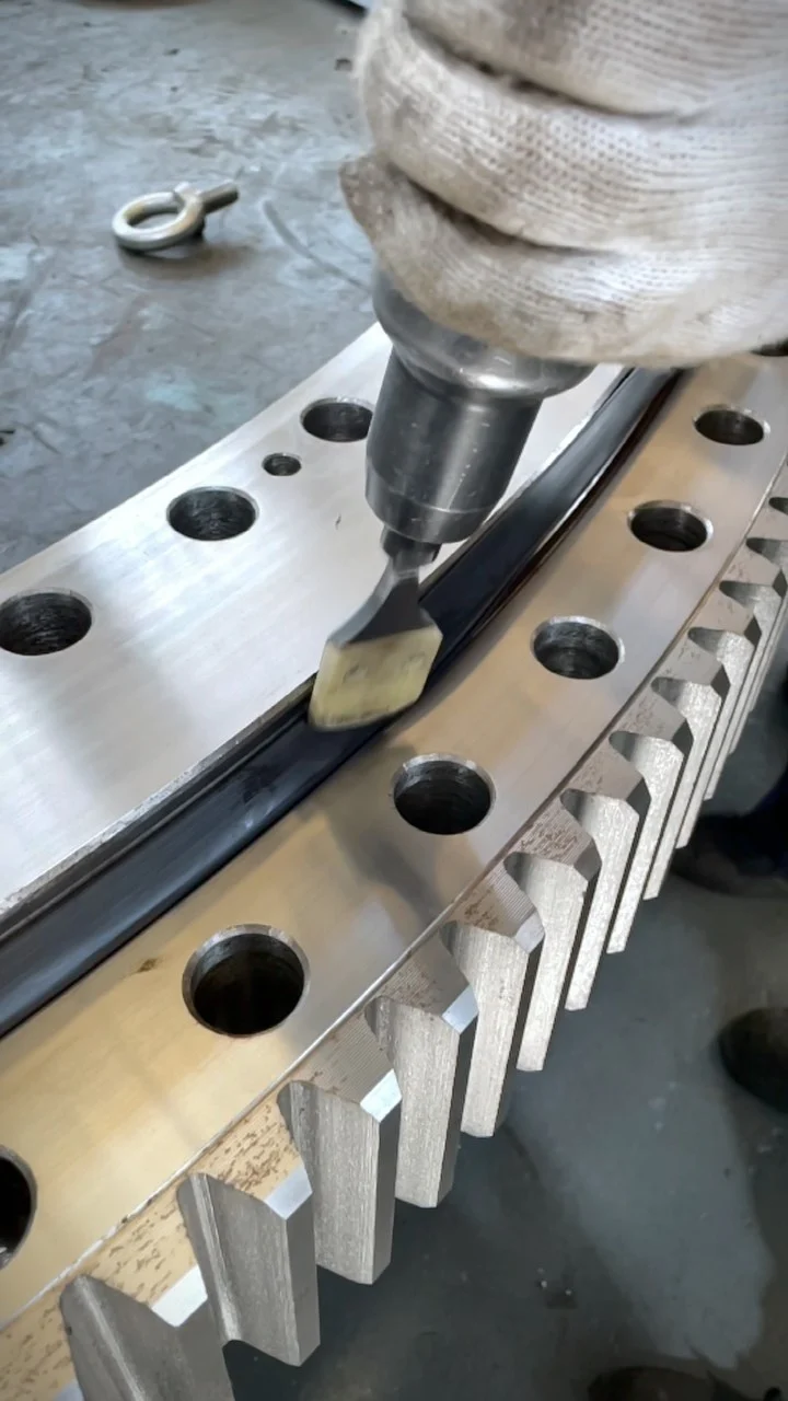 We are installing seals on the slewing bearings. The sealing strip can prevent sediment and foreign matter from…