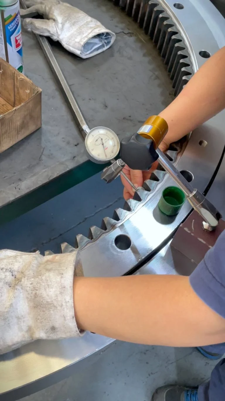We are testing the position of the maximum tooth jump of this slewing ring.