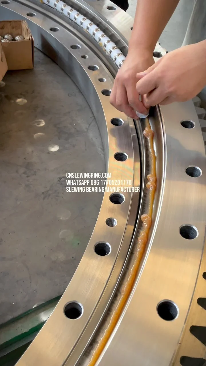 We are installing the second layer of rolling elements of this double-row ball slewing bearing, including steel balls…