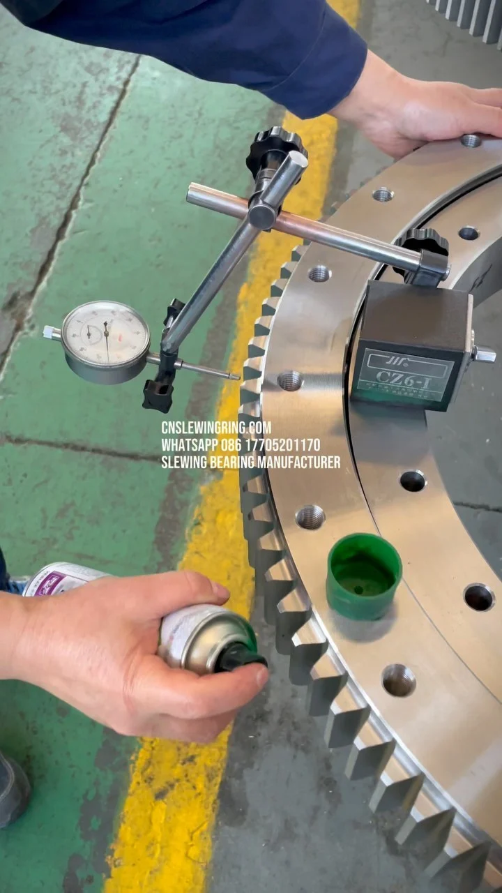 We are detecting the highest point of tooth jump of this slewing bearing and marking it with green…