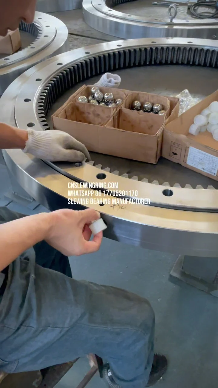 We are installing steel balls and spacers into the raceway of this internally toothed slewing ring. CNSlewingRing.com WhatsApp…