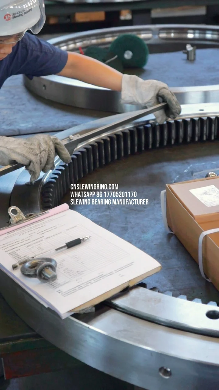 We manufacture and export slewing bearings. Our products are widely used in various cranes.
