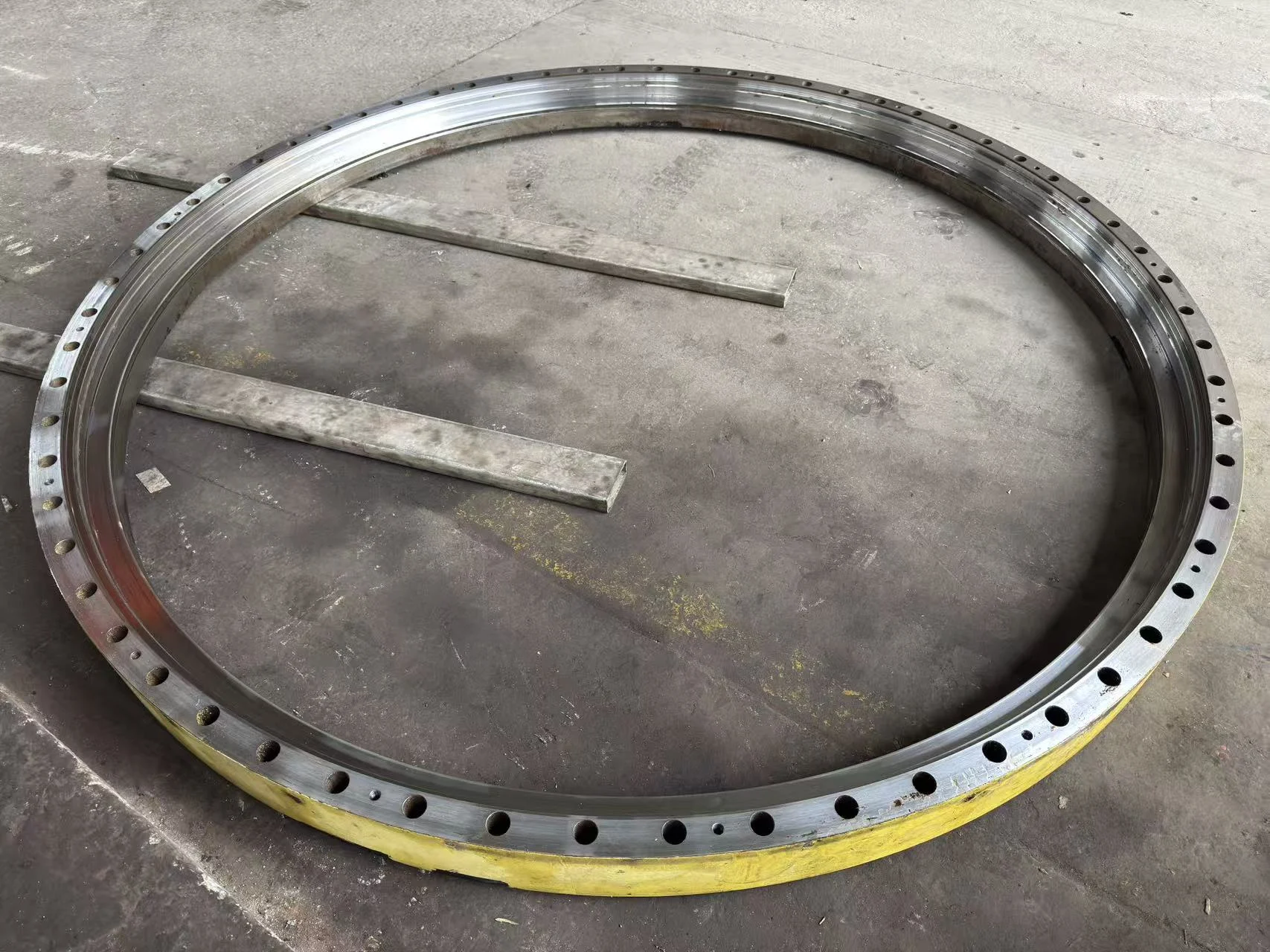 Grande anello di cuscinetto di rotazione lavorato e preparato per i controlli non distruttivi.