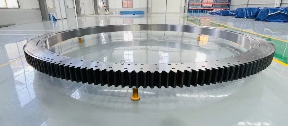 Anel de grande diâmetro com engrenagem externa para um rolamento de giro de rolos de três carreiras da classe de 6 metros.