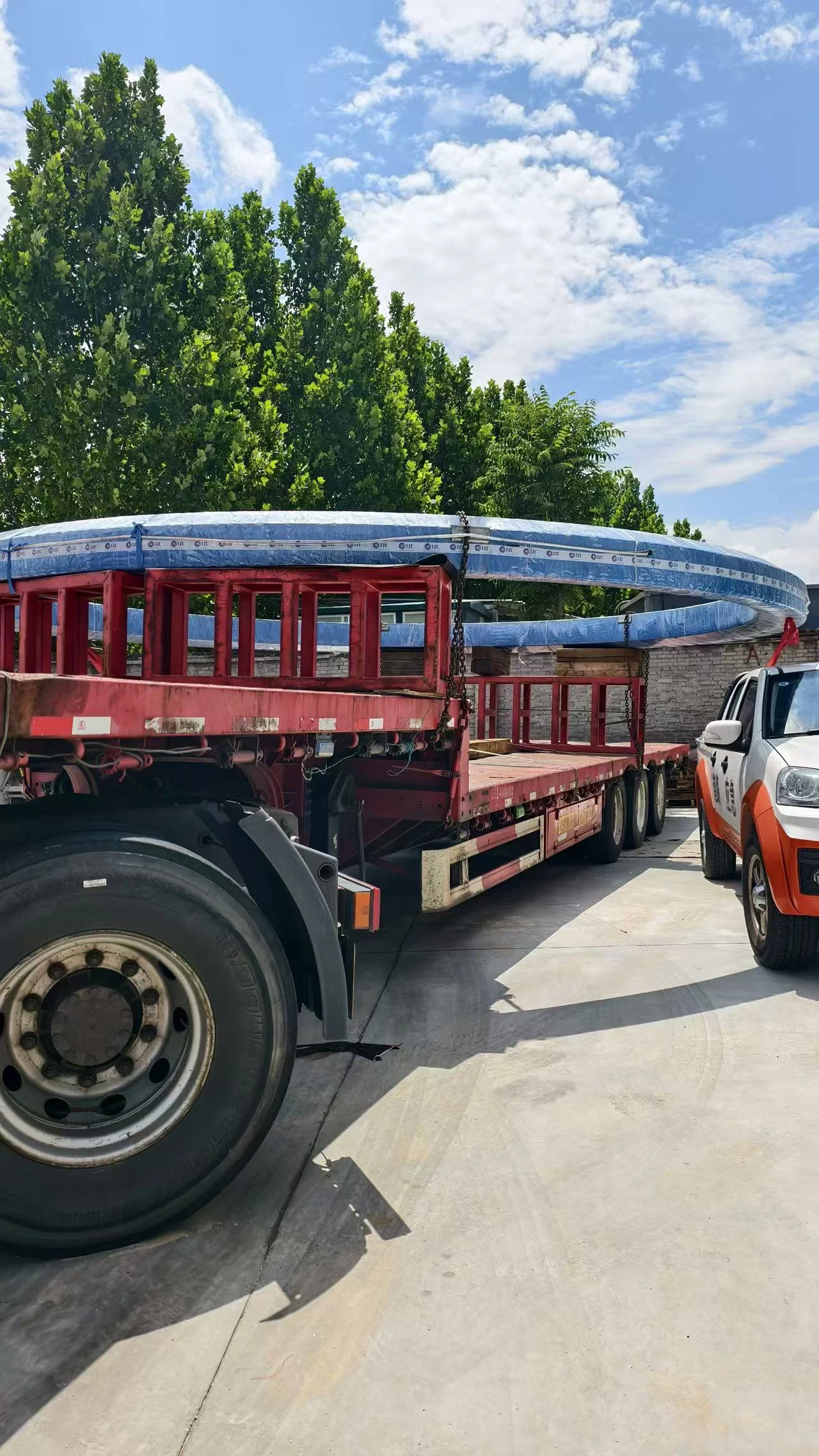 Rolamento de giro gigante protegido e fixado em um veículo dedicado para transporte superdimensionado em Xuzhou.