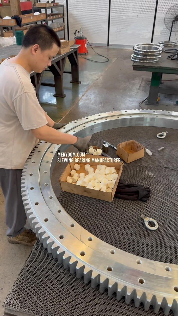 Another high-quality MERYDOM slewing bearing is ready for shipment to Scotland. This 1.8-meter external gear single-row ball slewing…